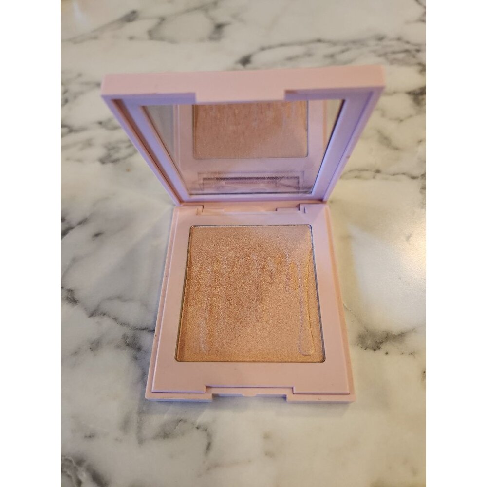 Kylie Jenner Pressed Illuminating Powder Cheers Darling 0.34 Oz